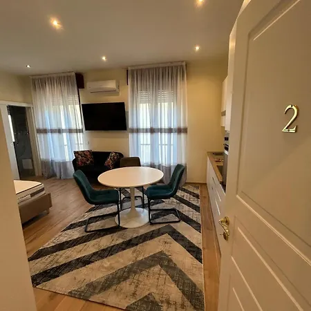 Valverde And アパート